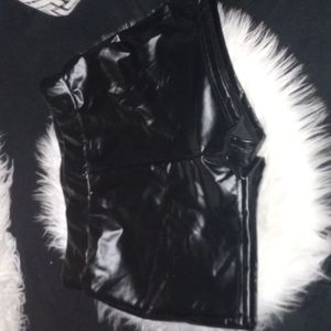 Black leather woman shorts US size 8/10 EU size 40/42 so a size large